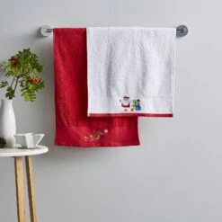 Santa's Reindeer & Christmas Presents Guest Towel Pair